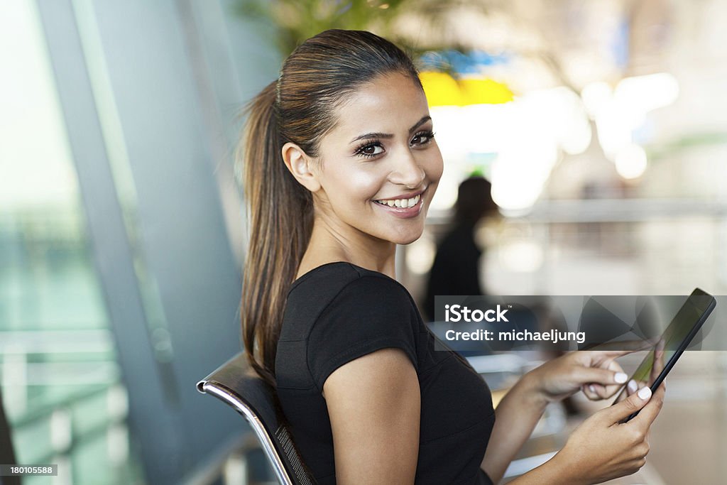 Weiblichen Passagier am Flughafen, mit Ihrem tablet computer - Lizenzfrei Abschied Stock-Foto