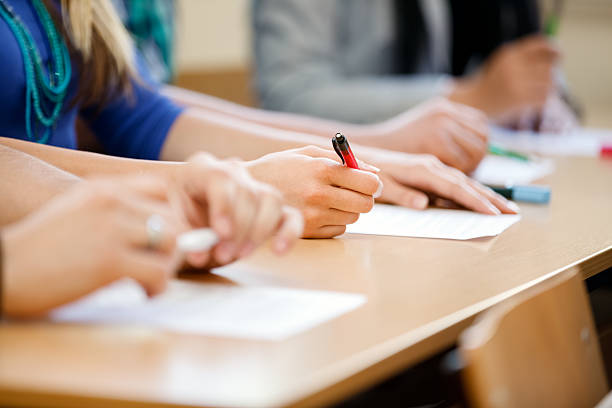 hnads de estudiantes - examen fotografías e imágenes de stock