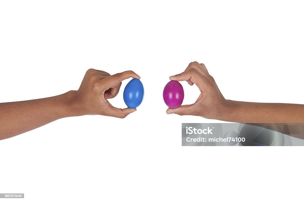 Mão segurando ovos de Páscoa coloridos - Foto de stock de Abril royalty-free