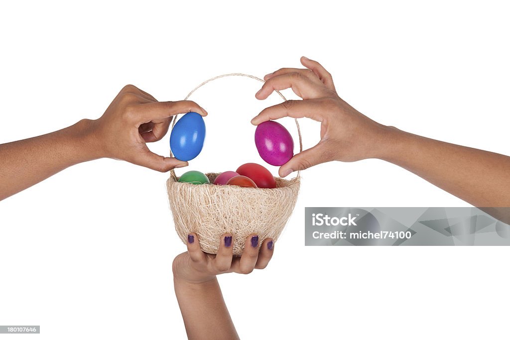 Mani tenendo colorati uova di Pasqua nel cestello - Foto stock royalty-free di Aprile