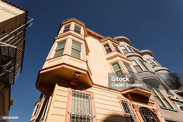 Gli Occhi Al Cielo Vista Della Baia Deliziosa Windows Su San Francisco House - Fotografie stock e altre immagini di Appartamento