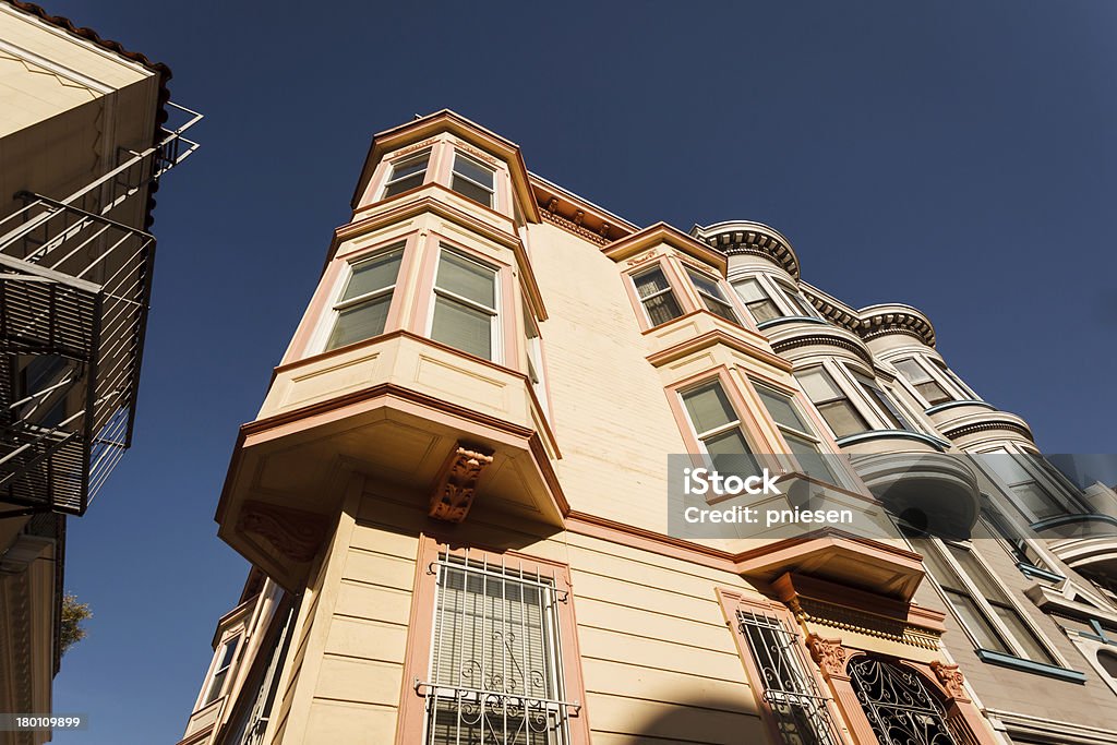 Skywards na stosunkowo Zatoka windows w San Francisco house - Zbiór zdjęć royalty-free (Architektura)