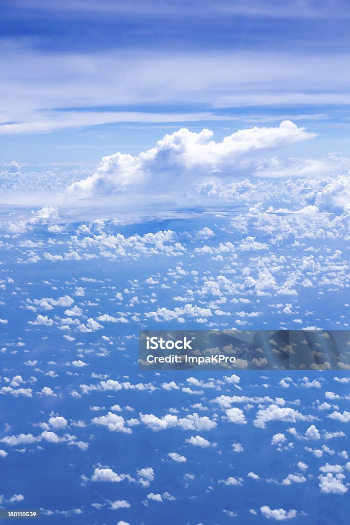 青い空に雲スキャター - しぶきのロイヤリティフリーストックフォト