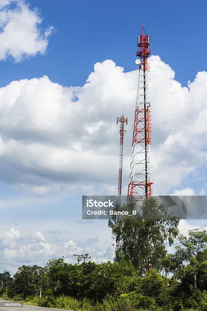 Handy und Kommunikation towers vor blauem Himmel - Lizenzfrei Ausstoßen Stock-Foto