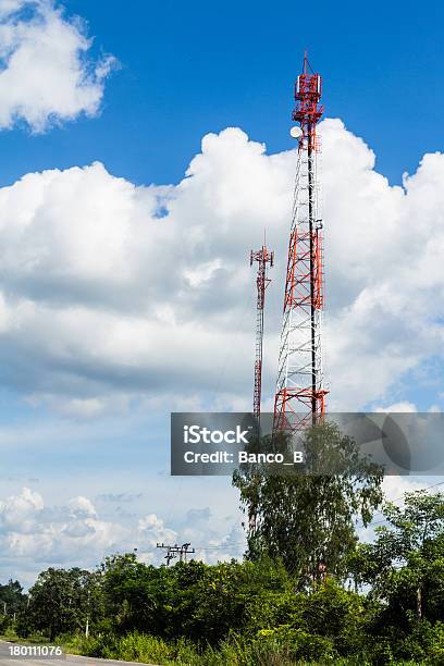 Handy Und Kommunikation Towers Vor Blauem Himmel Stockfoto und mehr Bilder von Ausstoßen - Ausstoßen, Balkengerüst, Blau