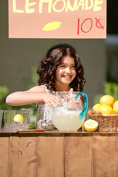 rapariga barraca de venda de limonada - retro revival lemonade stand old fashioned lemonade imagens e fotografias de stock