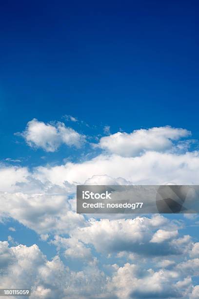 Blue Sky - zdjęcia stockowe i więcej obrazów Bez ludzi - Bez ludzi, Bezchmurne niebo, Biały