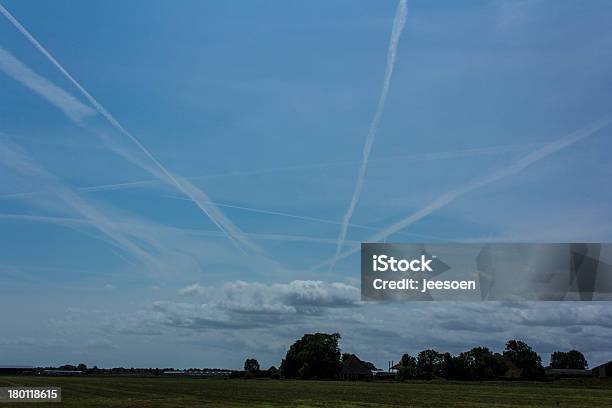 Senderos De Vapor Foto de stock y más banco de imágenes de Agricultura - Agricultura, Aire libre, Casa