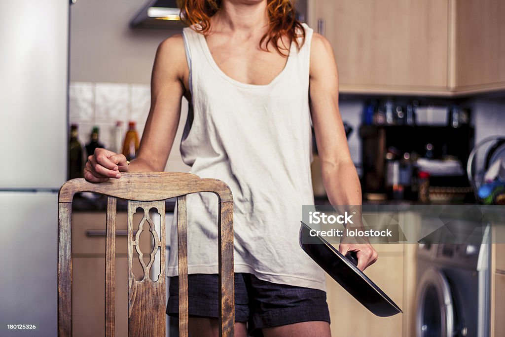 Jovem mulher com Frigideira na cozinha - Royalty-free Adulto Foto de stock