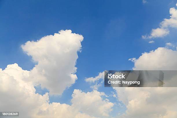 Photo libre de droit de Nuages Blancs Dans Le Ciel Bleu banque d'images et plus d'images libres de droit de Bleu - Bleu, Climat, Couche d'ozone