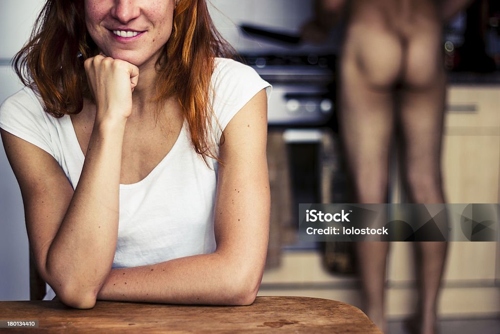 Felice donna in attesa per il suo nudo maschile in cucina - Foto stock royalty-free di Cena