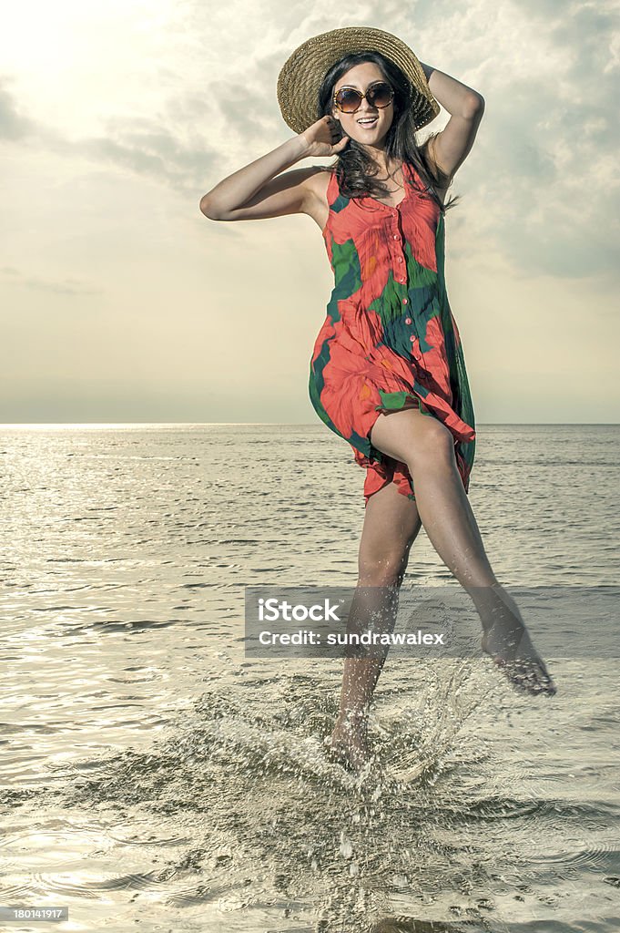 Menina em um vestido de Verão salpicos de água do oceano - Royalty-free Mulheres Foto de stock