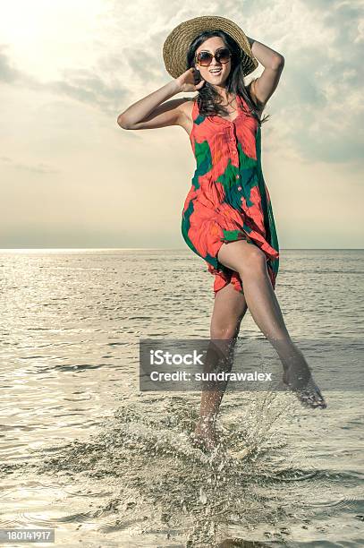Menina Em Um Vestido De Verão Salpicos De Água Do Oceano - Fotografias de stock e mais imagens de Mulheres