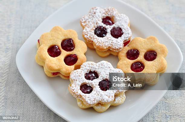 Linzer Pliki Cookie - zdjęcia stockowe i więcej obrazów Bez ludzi - Bez ludzi, Białe tło, Brązowy