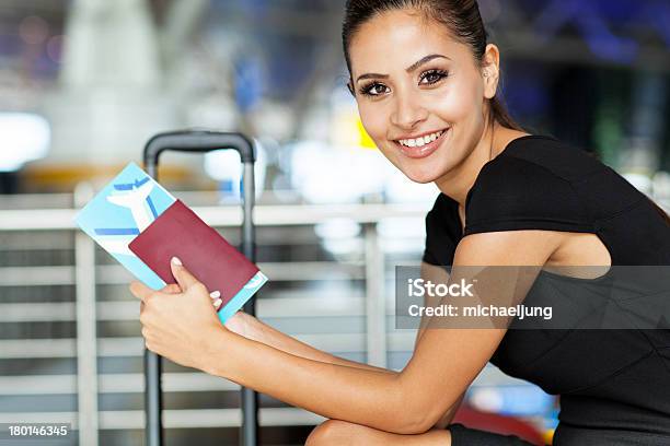 Geschäftsfrau Bereit Für Den Flug Stockfoto und mehr Bilder von Eine Frau allein - Eine Frau allein, Elegante Kleidung, Frauen