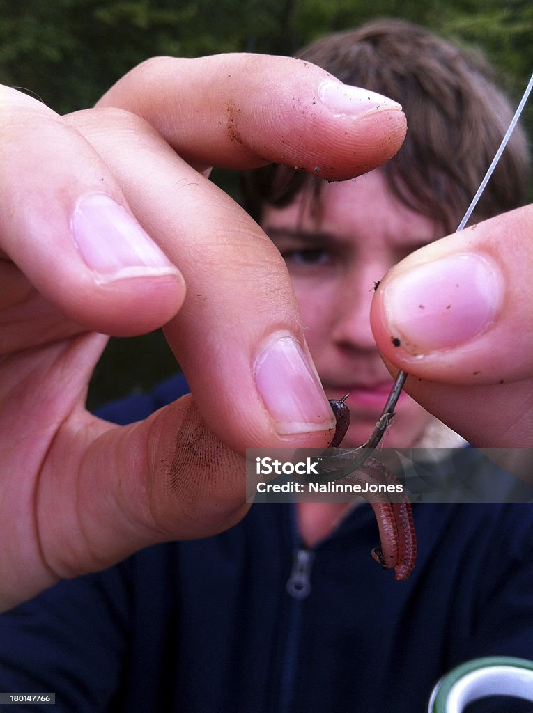 Ragazzo catturare un verme sull'Fishhook - Foto stock royalty-free di 14-15 anni
