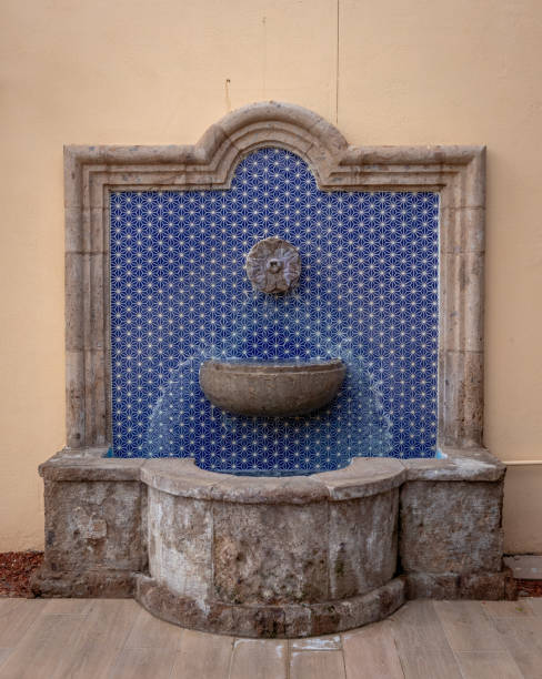 вид спереди на фонтан с бетонной стеной - fountain courtyard tile wall стоковые фото и изображения