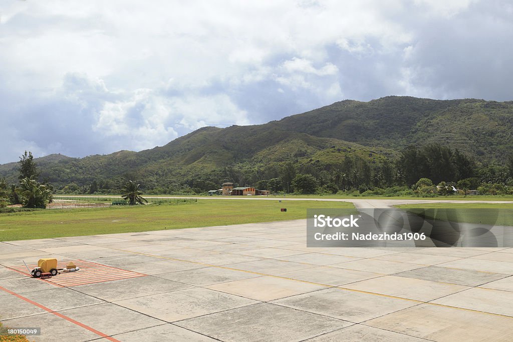 Campo de Pouso na Ilha Praslin, Seychelles - Foto de stock de Aeroporto royalty-free