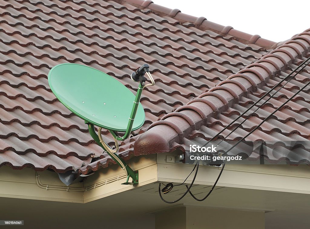 Спутниковая антенна на крыше tile - Стоковые фото Антенна роя�лти-фри