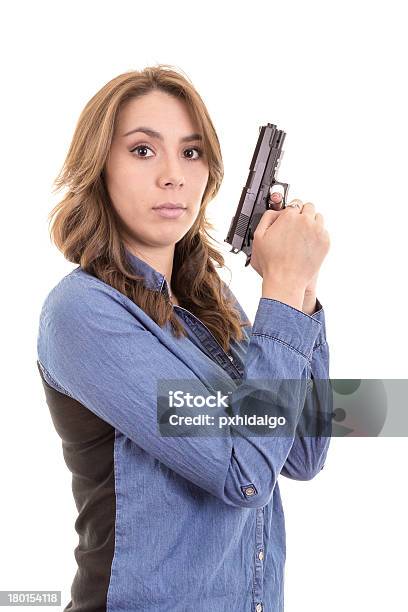 Молодая Брюнетка Женщина С Пистолет Изолирован На Белом — стоковые фотографии и другие картинки Бизнес