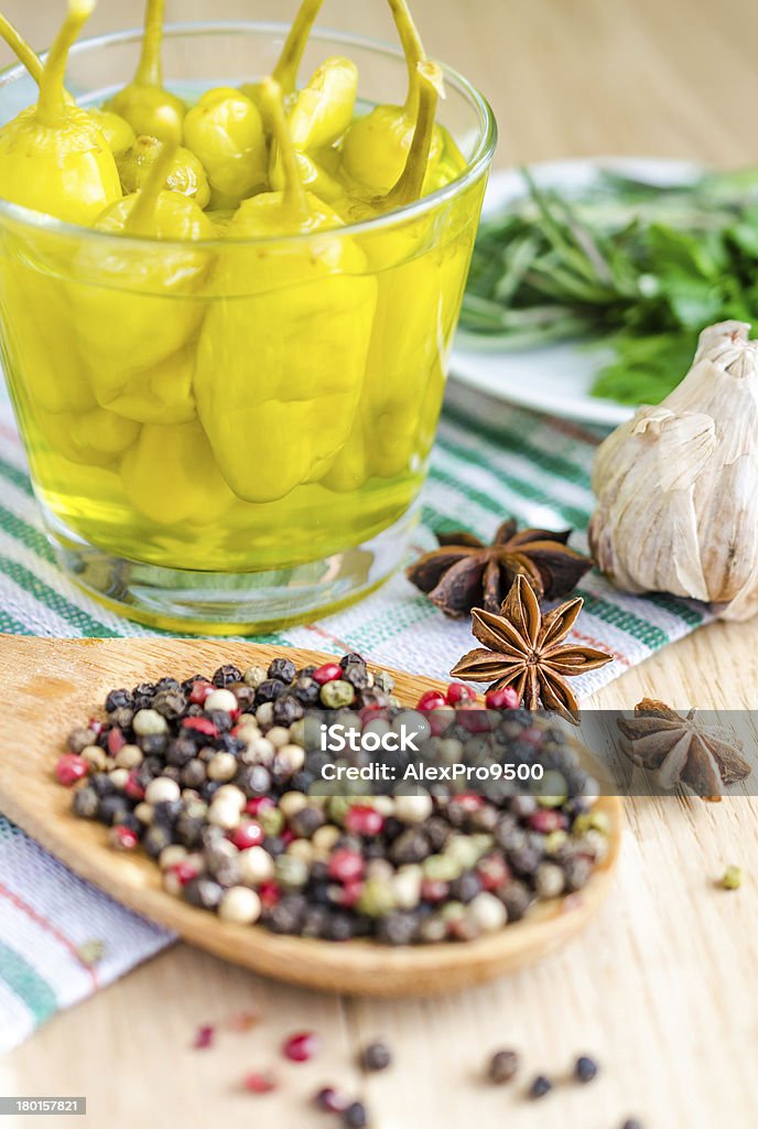 Especiarias: pepperoncini, alho, salsinha, estrela-de-anis e pimenta em grão - Foto de stock de Alho royalty-free