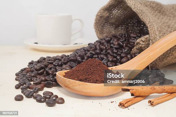 Chicchi Di Caffè - Fotografie stock e altre immagini di Abbondanza - Abbondanza, Bibita, Borsa