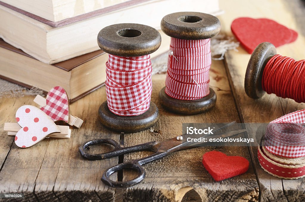 La décoration en bois spools et rubans rouge - Photo de Accessoire libre de droits