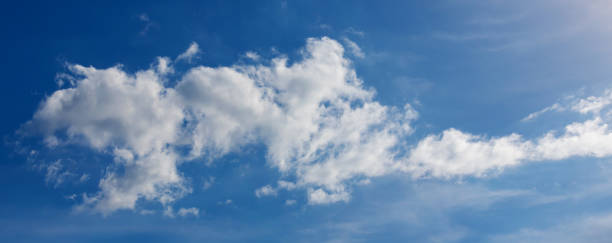 작은 구름이 있는 푸른 하늘 배경입니다. 구름 풍경 - 푸른 하늘과 흰 구름. 푸른 하늘의 구름 - 24193 뉴스 사진 이미지