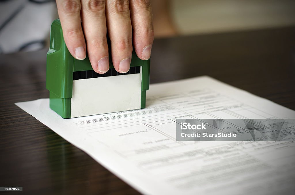 Hand drücken Stempel auf Dokument - Lizenzfrei Abmachung Stock-Foto