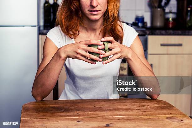 Женщина Пить Из Чашки В Ее Кухне — стоковые фотографии и другие картинки В помещении - В помещении, Взрослый, Выборочная фокусировка