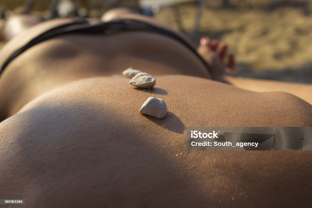 Hot-Stone-Massage am Strand - Lizenzfrei Alternative Behandlungsmethode Stock-Foto