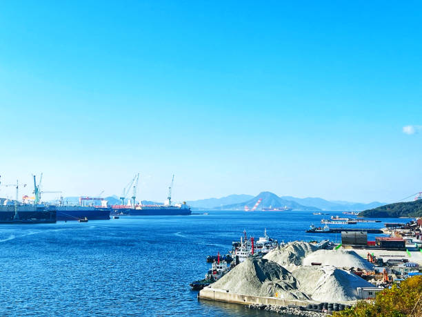 อู่ต่อเรื่อที่มีเรือซ่อมและมีหมู่เกาะใหญ่น้อยล้อมรอบ