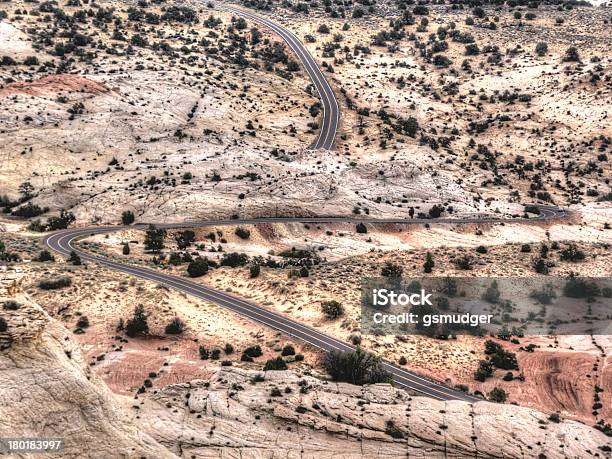 Scenic Byway Ruota Attraverso Il Deserto Di Utah - Fotografie stock e altre immagini di Altopiano del Colorado - Altopiano del Colorado, Ambientazione esterna, Angolo retto