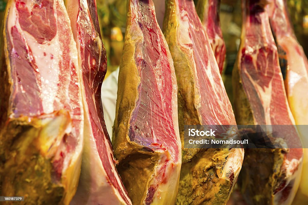 Presunto no mercado de carne - Foto de stock de Delicatessen royalty-free