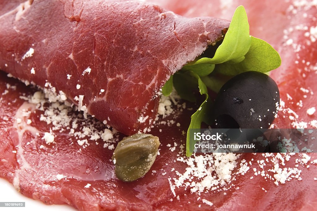 carpaccio di manzo, rucola, parmigiano - Foto stock royalty-free di Antipasto