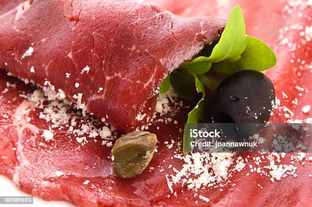 Carpaccio Di Manzo Rucola Parmigiano - Fotografie stock e altre immagini di Antipasto - Antipasto, Carne, Carpaccio - Cibo