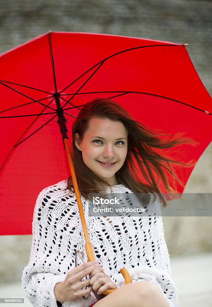 Młoda kobieta z otwartymi Parasol pod ręką - Zbiór zdjęć royalty-free (Czerwony)