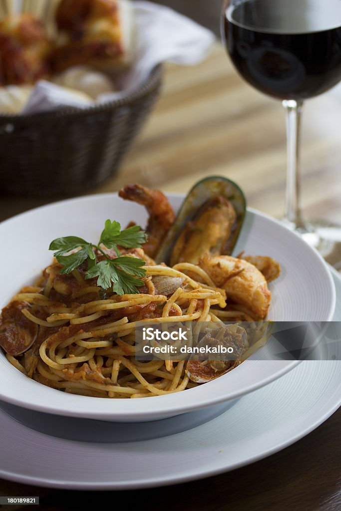 морепродукты и Паста с томат�ным - Стоковые фото Вино роялти-фри