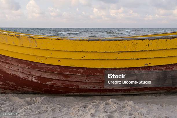 Foto de Lado Do Barco De Pesca e mais fotos de stock de Amarelo - Amarelo, Antigo, Areia