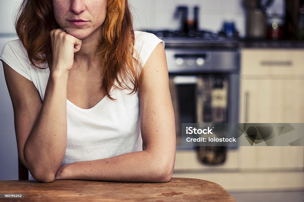 Mulher está Pensando em sua cozinha - Royalty-free Adulto Foto de stock