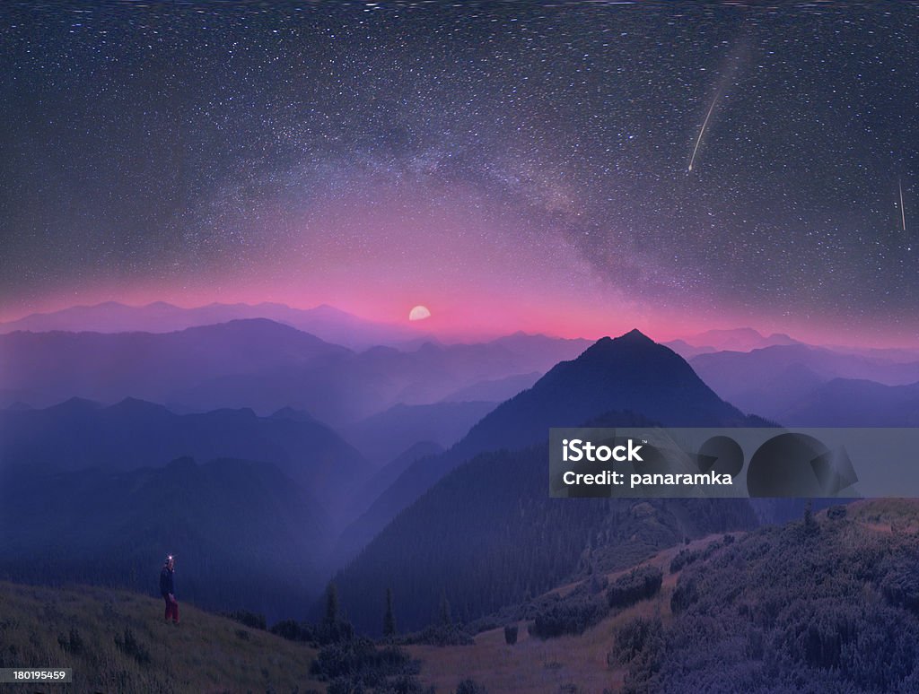 Carpathians, lune et étoiles sur l'arrière-plan - Photo de Bleu libre de droits