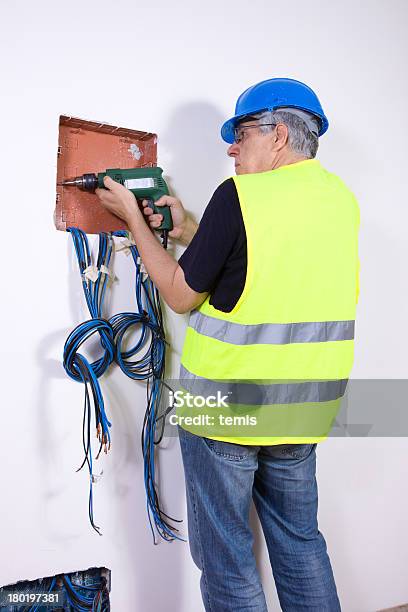 Electricista Foto de stock y más banco de imágenes de Accesorio de cabeza - Accesorio de cabeza, Adulto, Cable