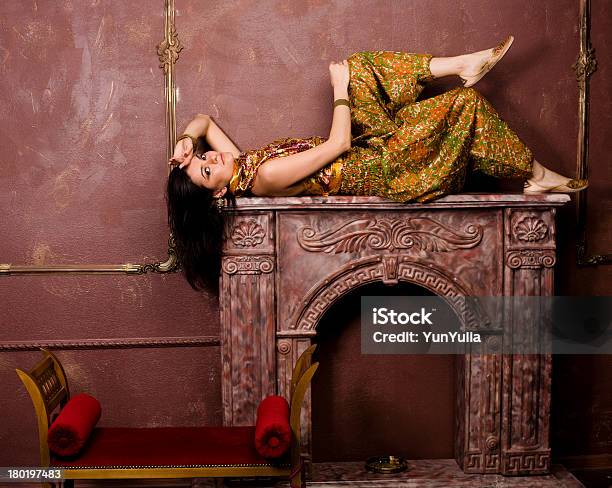 Joven Mujer De Estilo Oriental En Habitación De Lujo Foto de stock y más banco de imágenes de Adulto