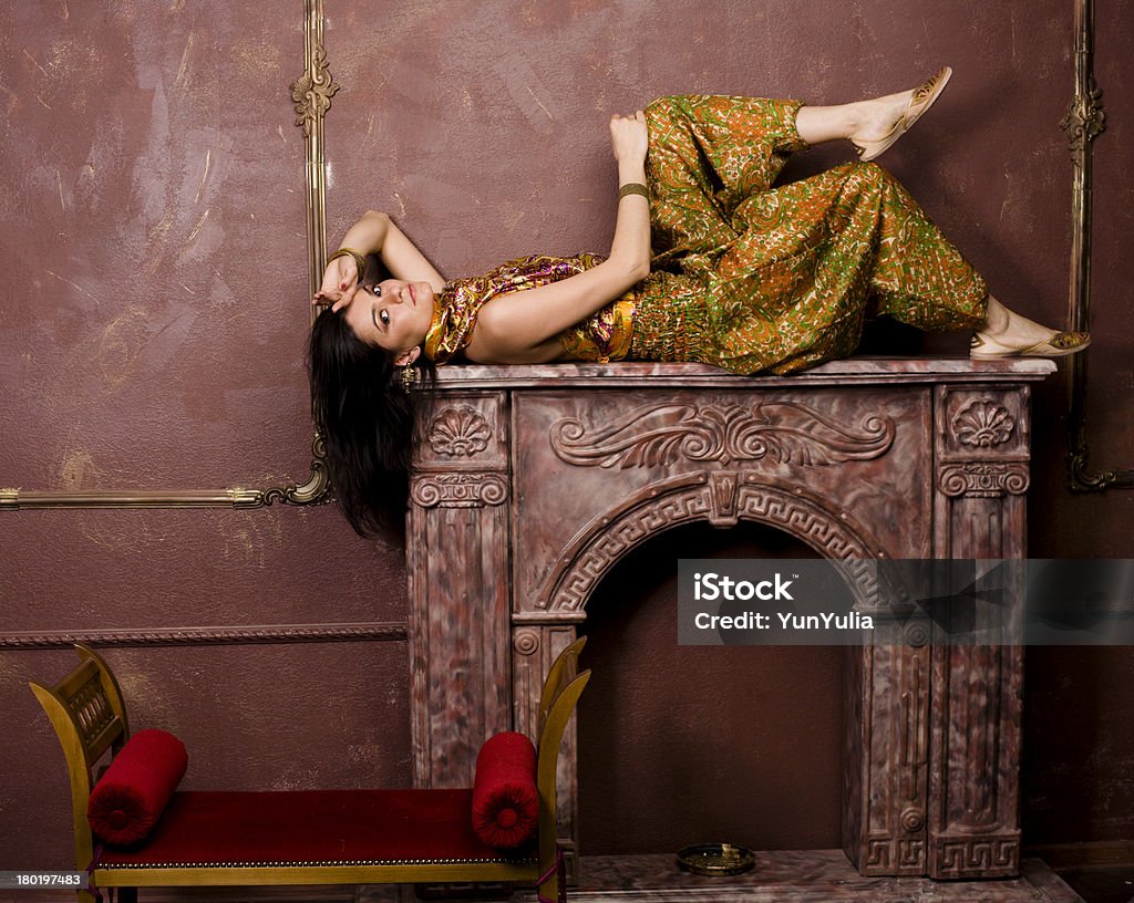 Młoda kobieta w Luksusowy Pokój w stylu orientalnym - Zbiór zdjęć royalty-free (Biżuteria)