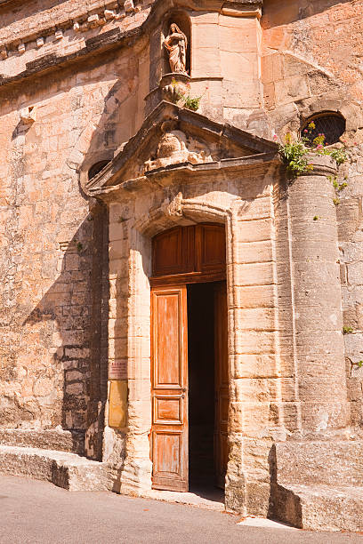 igreja venasque porta - venasque imagens e fotografias de stock