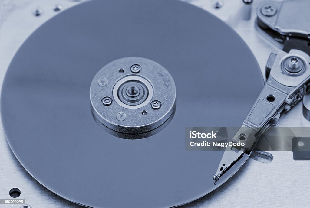 Aberto disco rígido de computador em fundo branco - Foto de stock de Aberto royalty-free