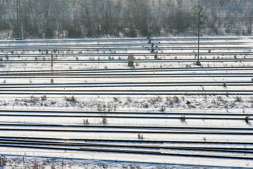 Gleisanlagen auf einem Güterbahnhof in München im Winter