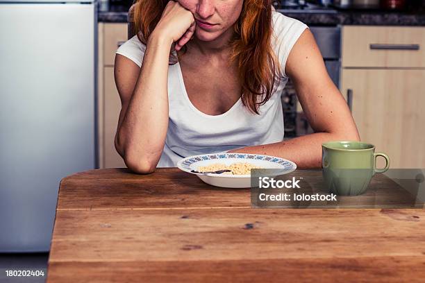 Photo libre de droit de Femme Nest Pas Envie De Manger Sa Céréales banque d'images et plus d'images libres de droit de Tristesse - Tristesse, Aliment, Manger