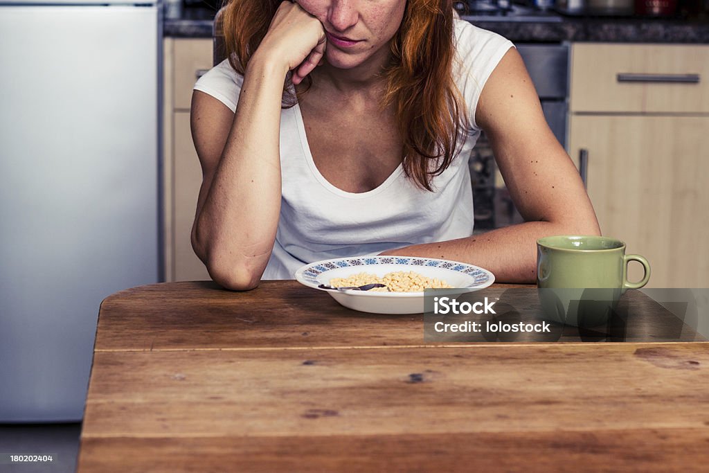 Mulher não quer comer seu cereal - Foto de stock de Tristeza royalty-free