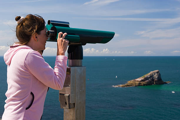 istock Woman to look through binoculars, island 180204146
